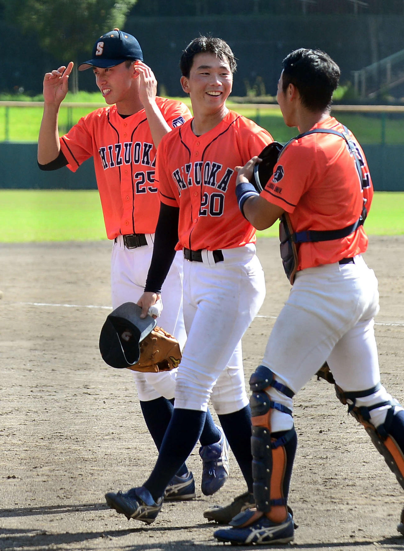 優勝に王手をかけ、笑顔を見せる静岡大・井手（左）と石田（中央）