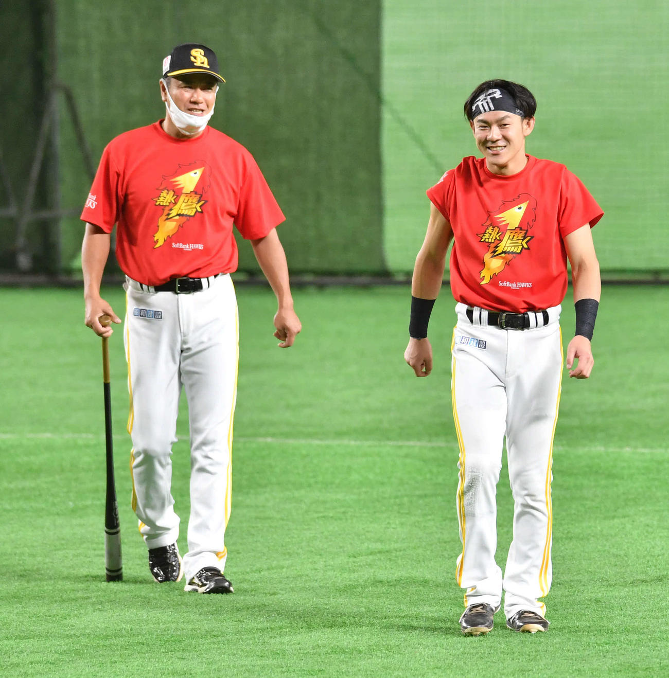 ソフトバンク対オリックス　村松コーチ（左）と談笑する牧原大（撮影・岩下翔太）