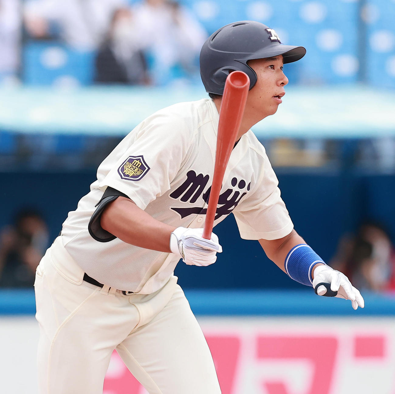 東大対明大　1回裏明大2死三塁、右越え先制2点本塁打を放つ上田（撮影・野上伸悟）