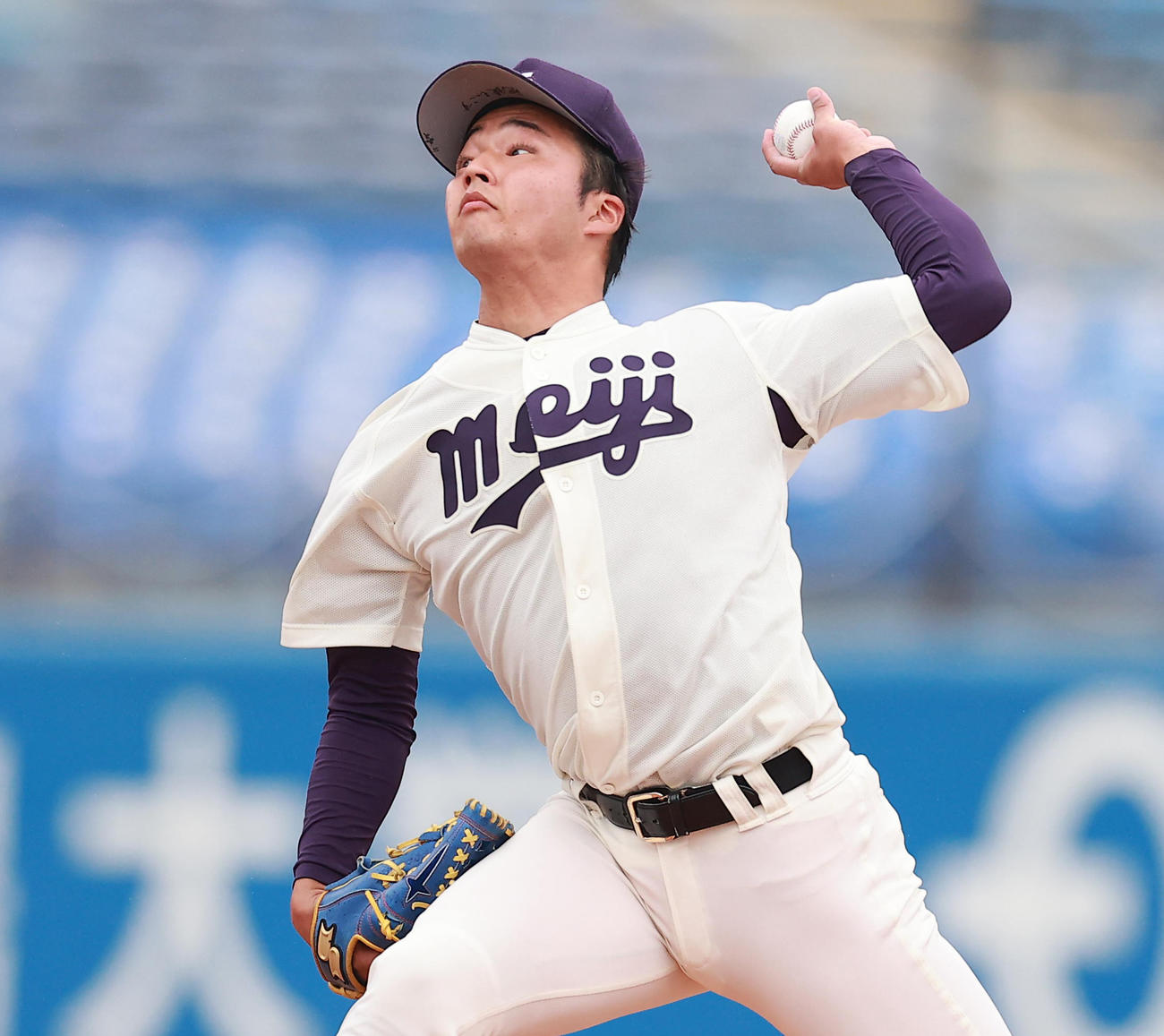 東大対明大　力投する明大先発の藤江（撮影・野上伸悟）