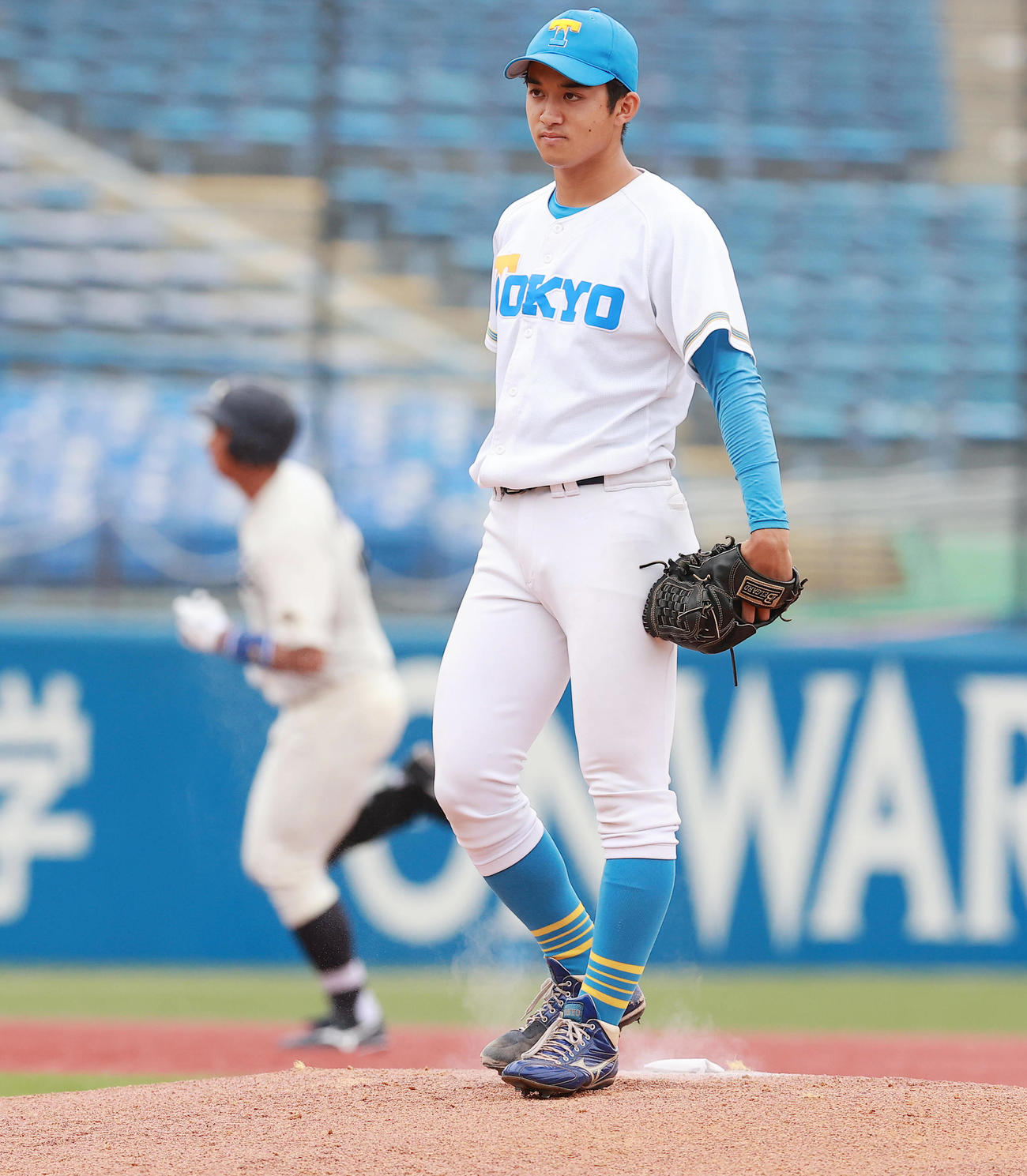 東大対明大　1回裏明大2死三塁、上田に右越え先制2点本塁打を許す奥野（撮影・野上伸悟）