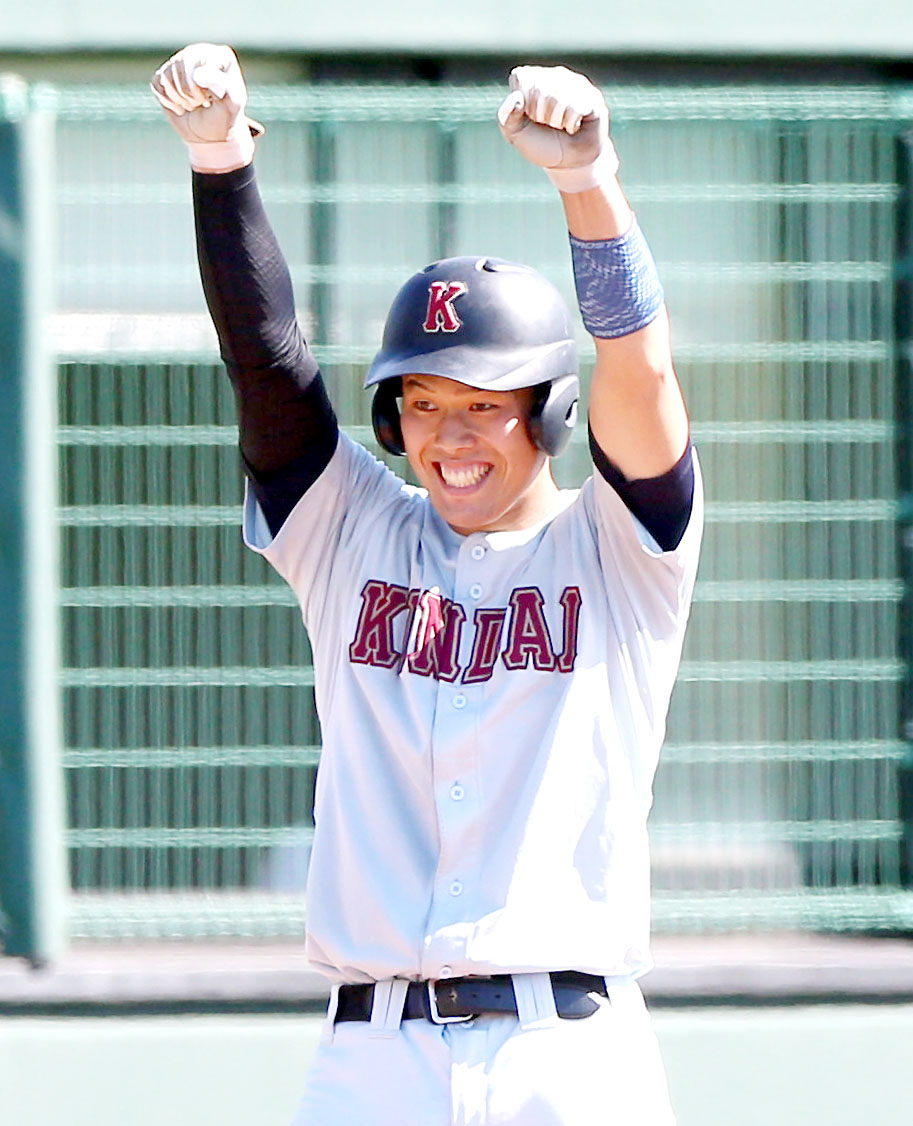 立命大対近大　8回裏近大1死二塁、黒川は右中間適時三塁打を放ち三塁で喜ぶ（撮影・上山淳一）