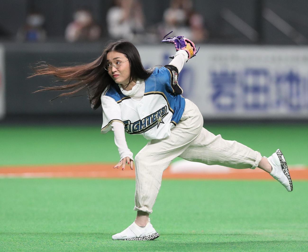 日本ハム対ロッテ　ファーストピッチセレモニーで投球する中嶋朋子（撮影・黒川智章）