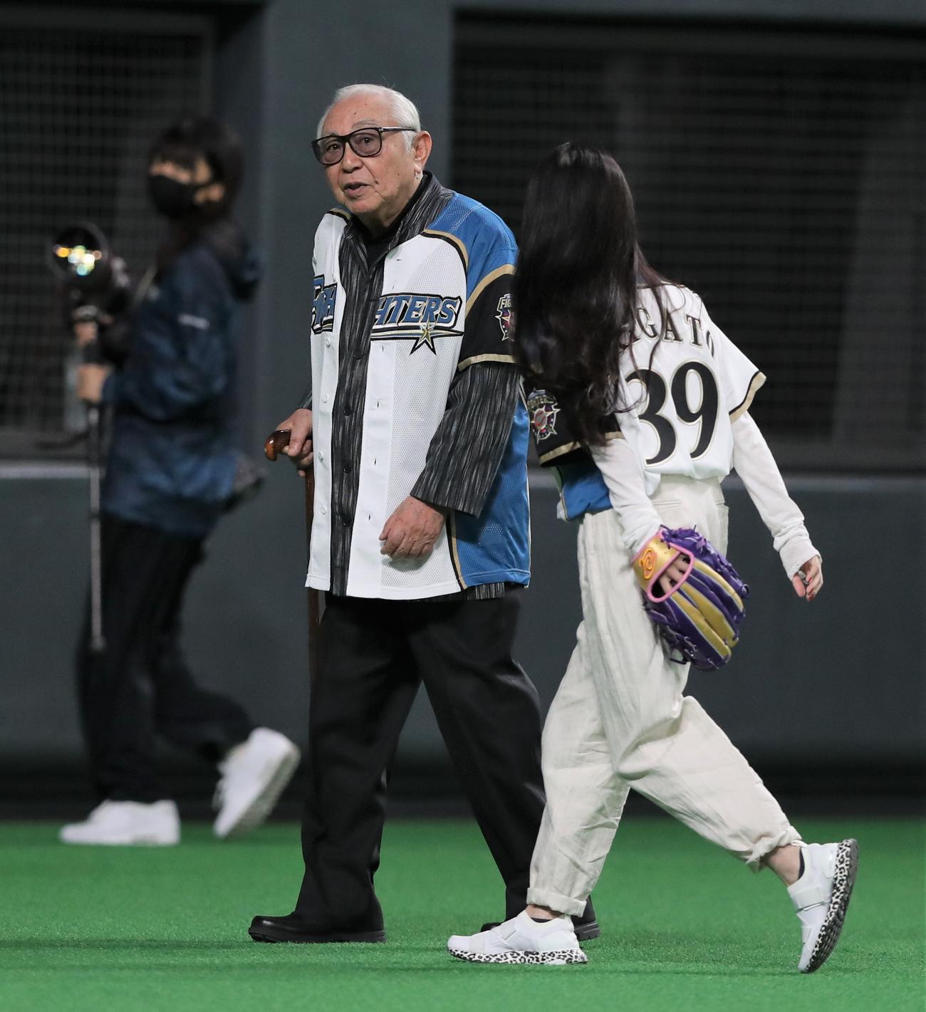 日本ハム対ロッテ　「田中邦衛さん追悼セレモニー」に訪れた倉本氏。右は中嶋朋子（撮影・黒川智章）