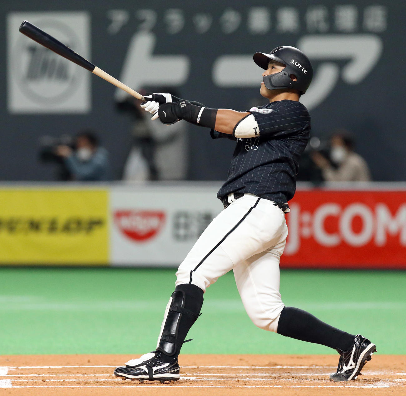 日本ハム対ロッテ　2回表ロッテ2死、山口は先制となる左越え本塁打を放つ（撮影・佐藤翔太）