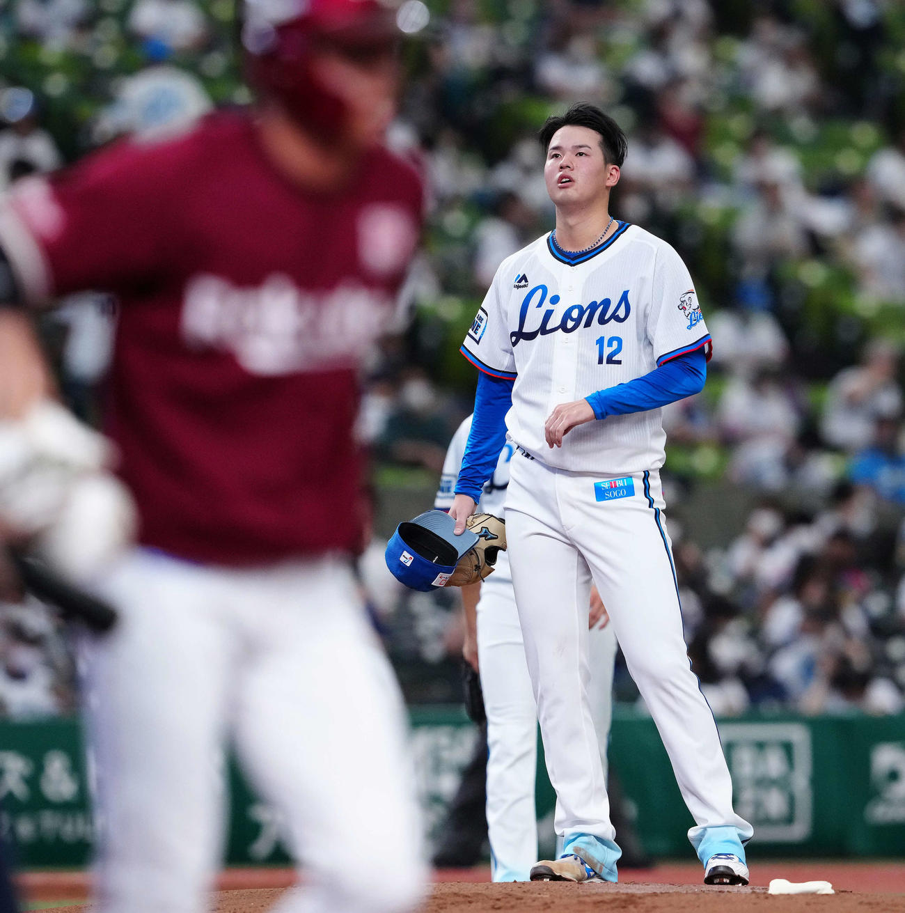 西武対楽天　2回表楽天1死一、三塁、辰己（手前）に四球を与え満塁とする渡辺（撮影・江口和貴）