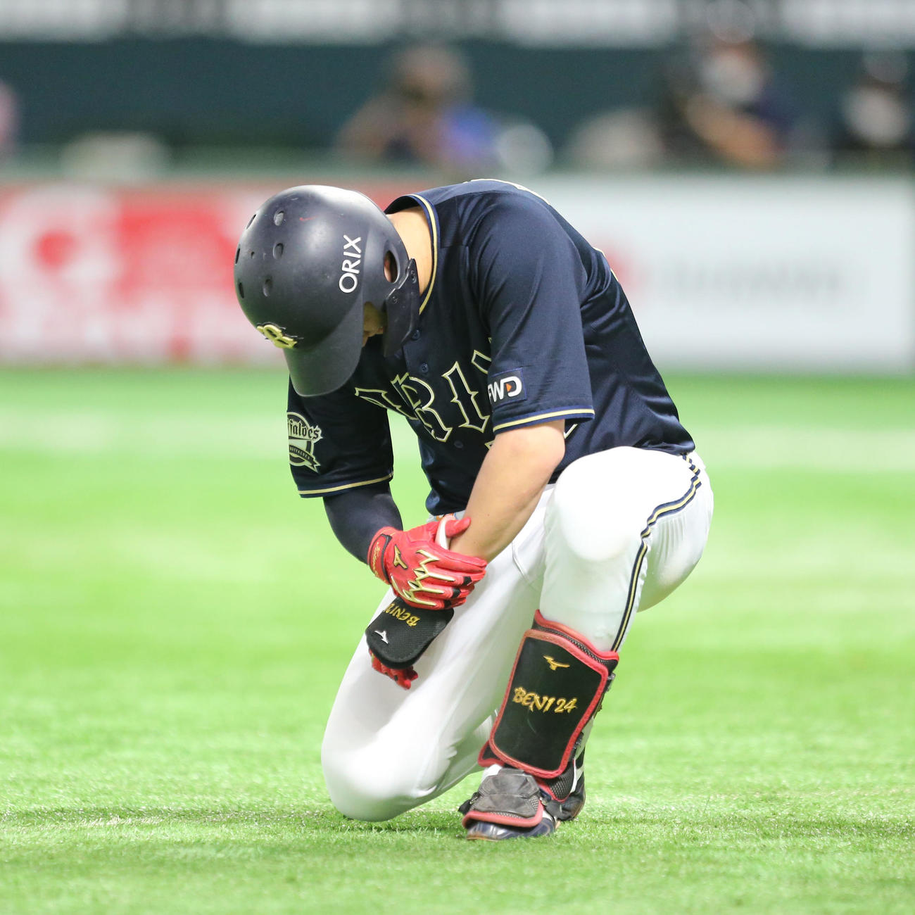 ソフトバンク対オリックス　8回表オリックス1死一、二塁、紅林は死球を受けしゃがみ込む（撮影・屋方直哉）