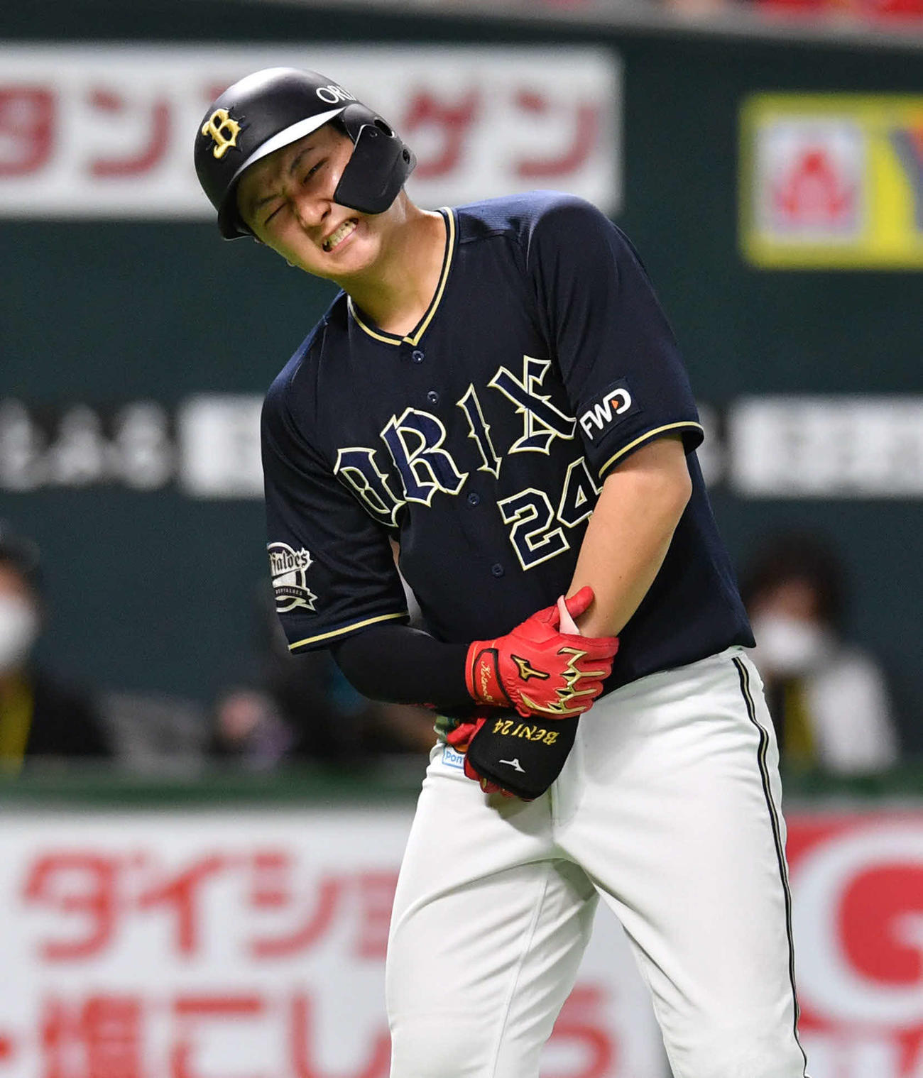 ソフトバンク対オリックス　8回表オリックス1死一、二塁、死球を受け、痛みで顔をゆがめる紅林（撮影・岩下翔太）