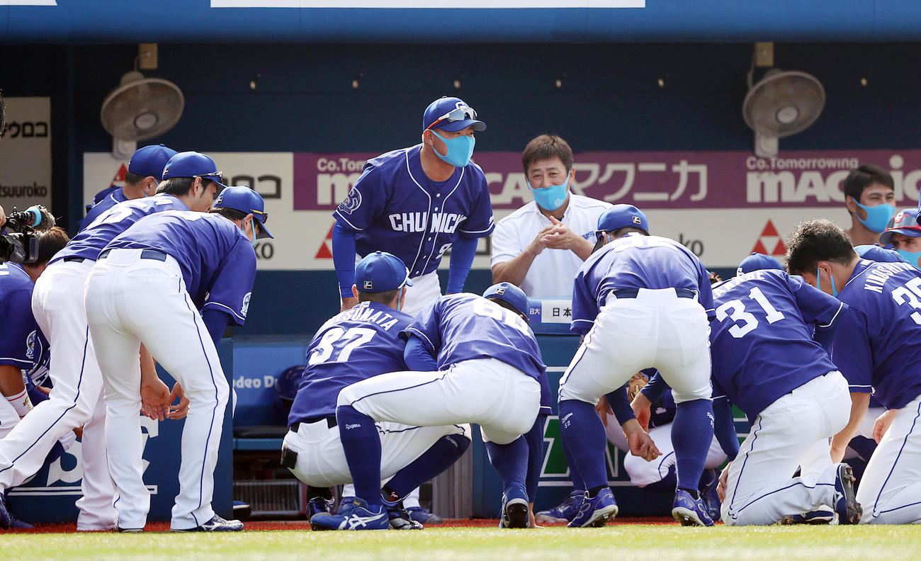 DeNA対中日　試合前の円陣で声出しする福留（中央）（撮影・狩俣裕三）