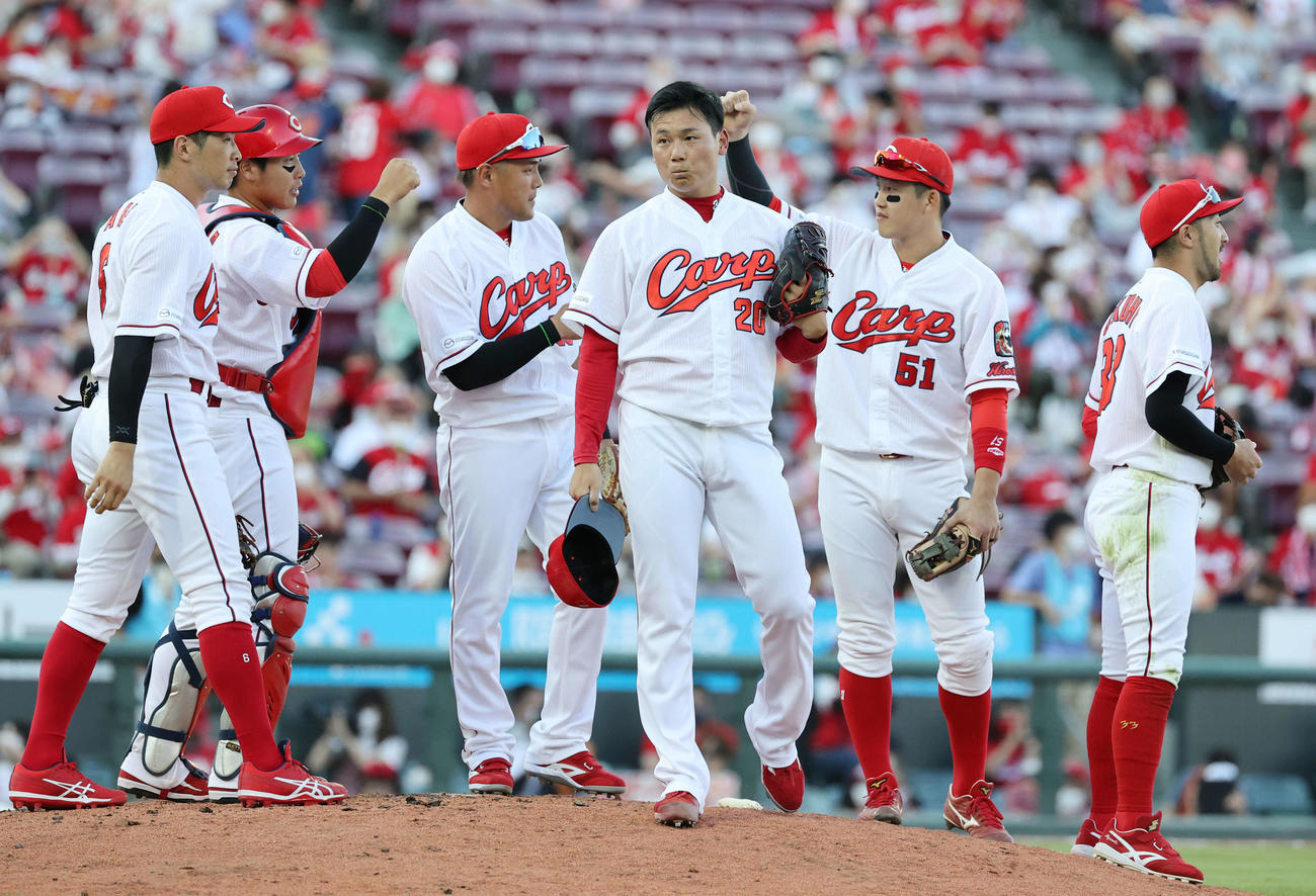 広島対巨人　最後を締めた栗林（中央）はナインと喜ぶ（撮影・加藤孝規）