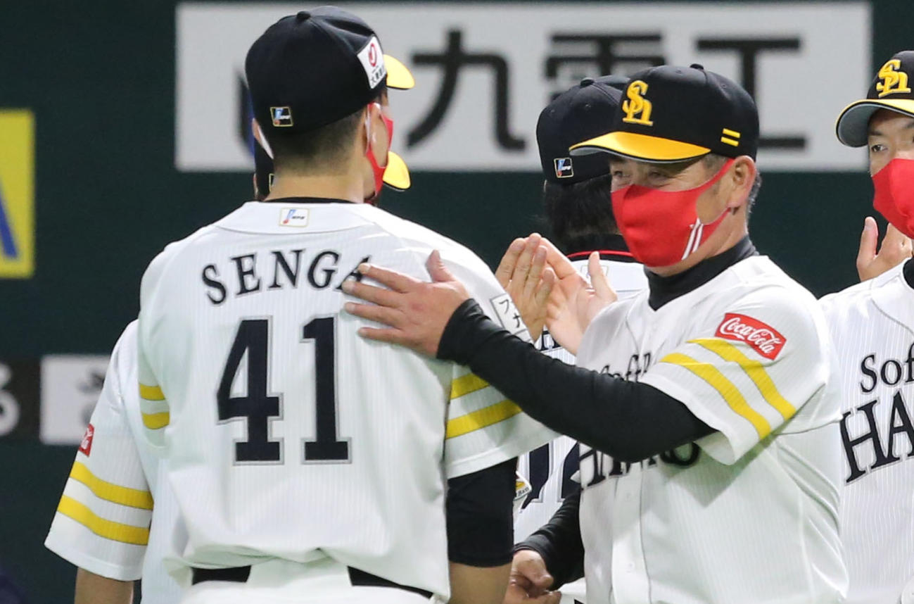 ソフトバンク対オリックス　オリックスに勝利し千賀をたたえる工藤監督（撮影・屋方直哉）
