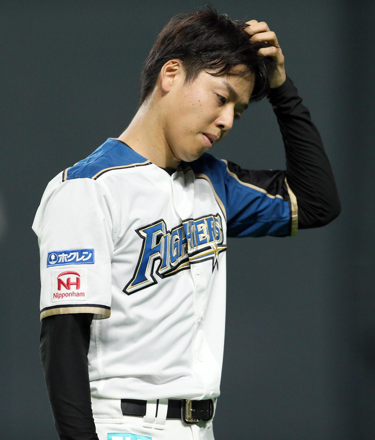 日本ハム対ロッテ　同点に追いつかれ頭を抱えながらベンチに戻る日本ハム杉浦（撮影・佐藤翔太）