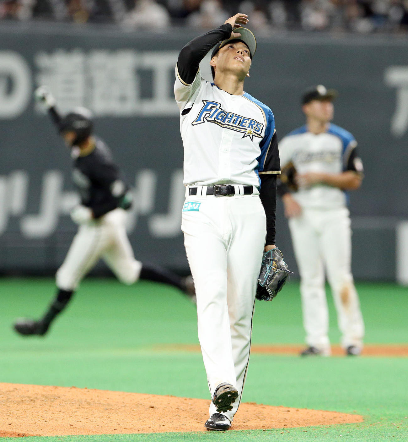 日本ハム対ロッテ　9回表ロッテ2死一塁、岡（左奥）に同点となる左越え2点本塁打を浴びる日本ハム杉浦（撮影・佐藤翔太）