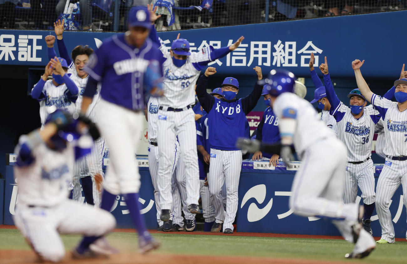 DeNA対中日　9回裏DeNA1死満塁、柴田のサヨナラ犠飛で関根（手前左）が生還し、飛び出し喜ぶDeNAの選手たち（撮影・狩俣裕三）
