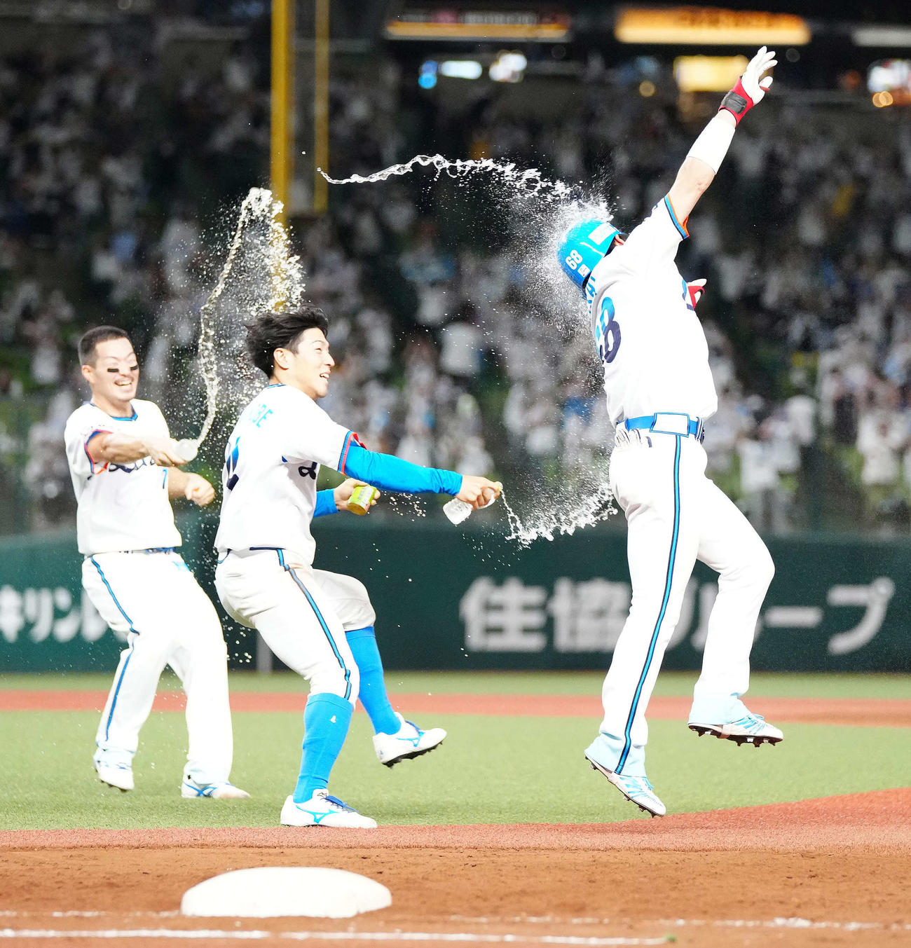 西武対楽天　9回裏西武2死二、三塁、サヨナラ適時打を放ち祝福される岸（右）（撮影・江口和貴）
