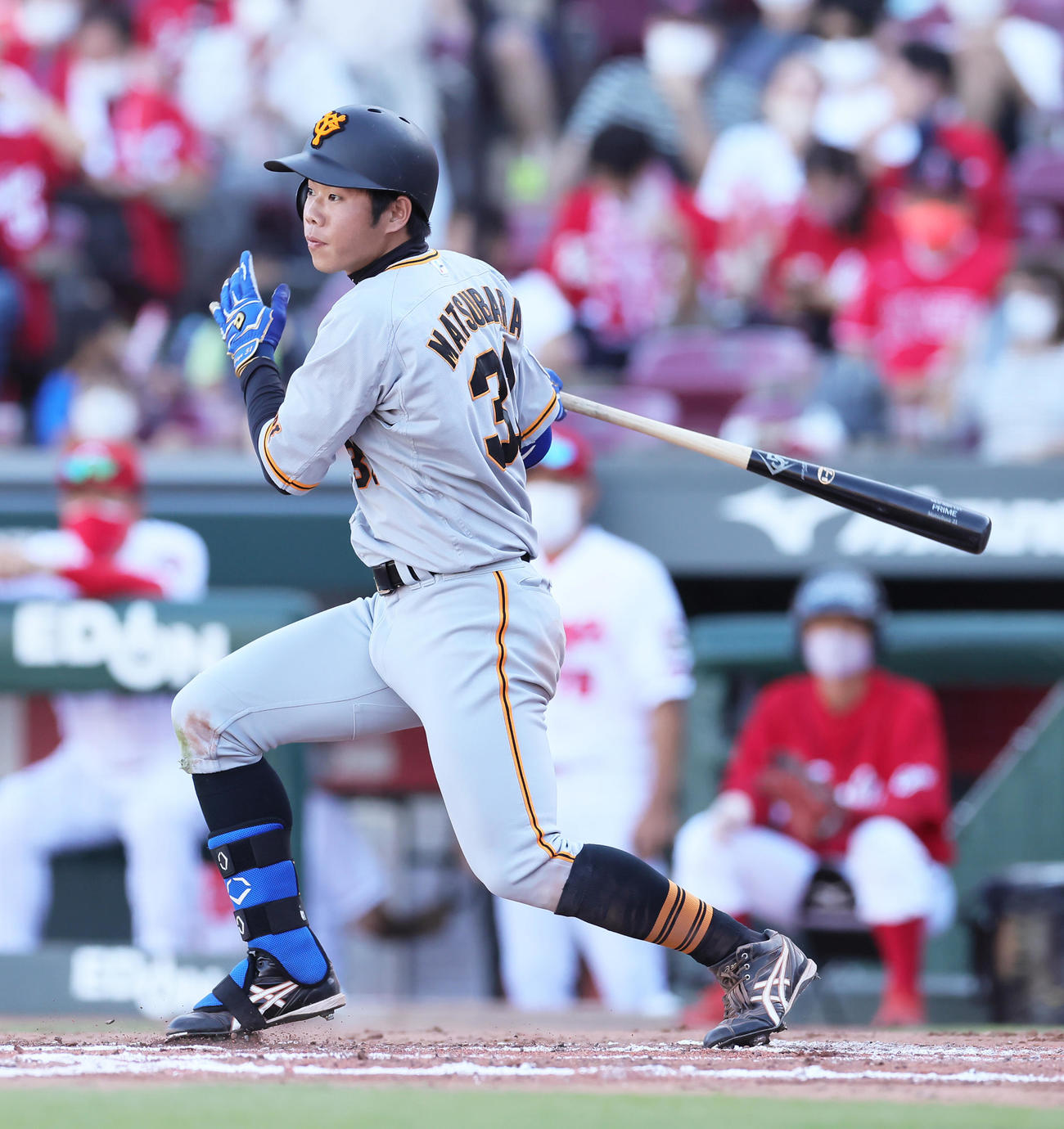 広島対巨人　7回表巨人1死一塁、松原は中前打を放ち25試合連続安打とする（撮影・足立雅史）