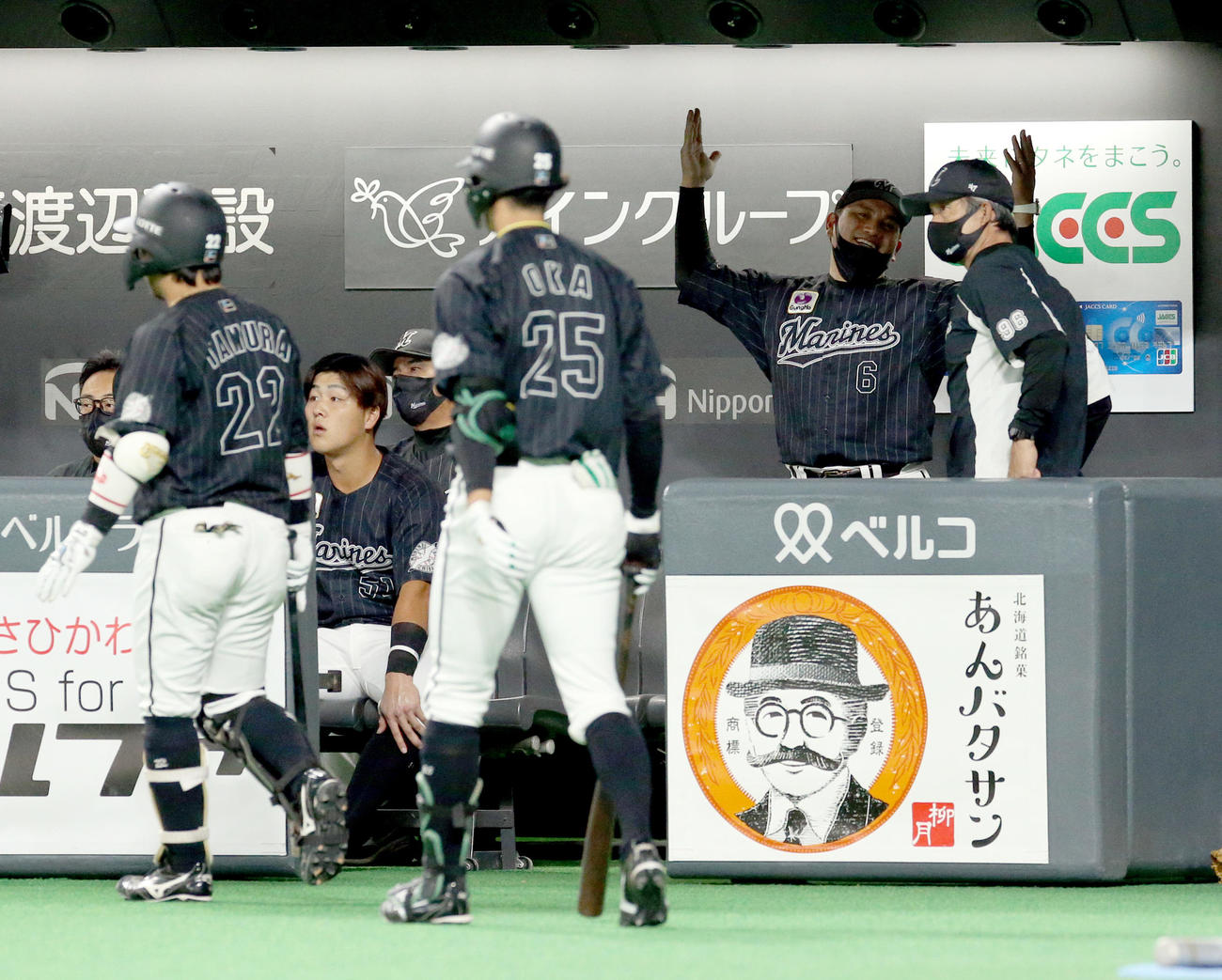 日本ハム対ロッテ　5回表ロッテ2死、藤岡の二ゴロのリプレー検証の結果に納得がいかない様子の井口監督（右奥）（撮影・佐藤翔太）