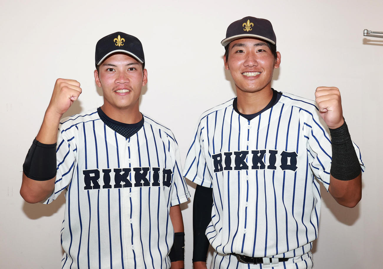 立大対法大　4－1で勝利し笑顔でガッツポーズの立大・太田主将（左）と東（撮影・野上伸悟）
