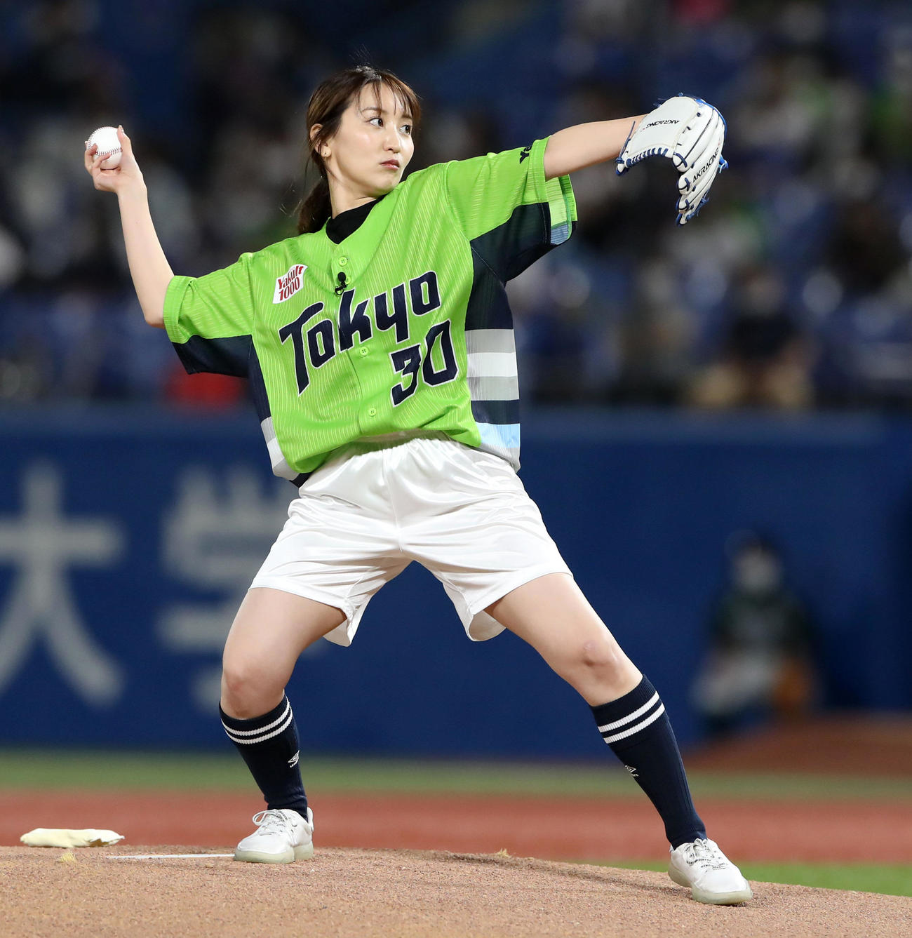 ヤクルト対阪神　始球式を行う袴田彩会（撮影・加藤哉）
