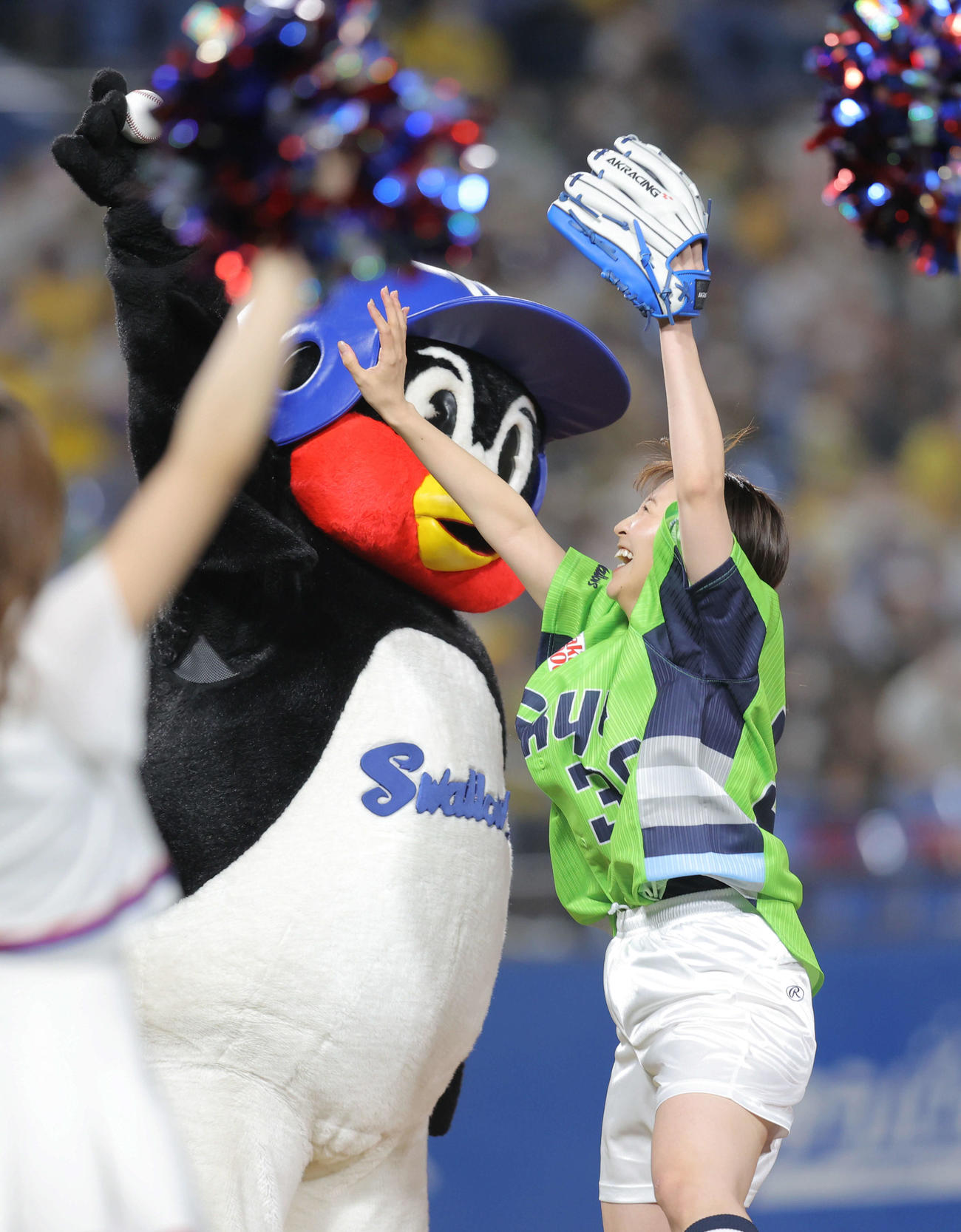ヤクルト対阪神　試合開始前、記念球をつば九郎からジャンプして取ろうとするフリーアナウンサーの袴田彩会（撮影・河田真司）