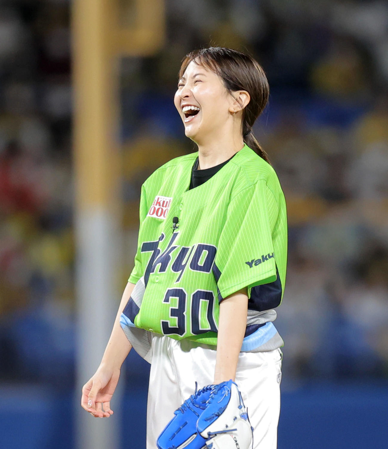ヤクルト対阪神　試合開始前、始球式に臨むフリーアナウンサーの袴田彩会（撮影・河田真司）