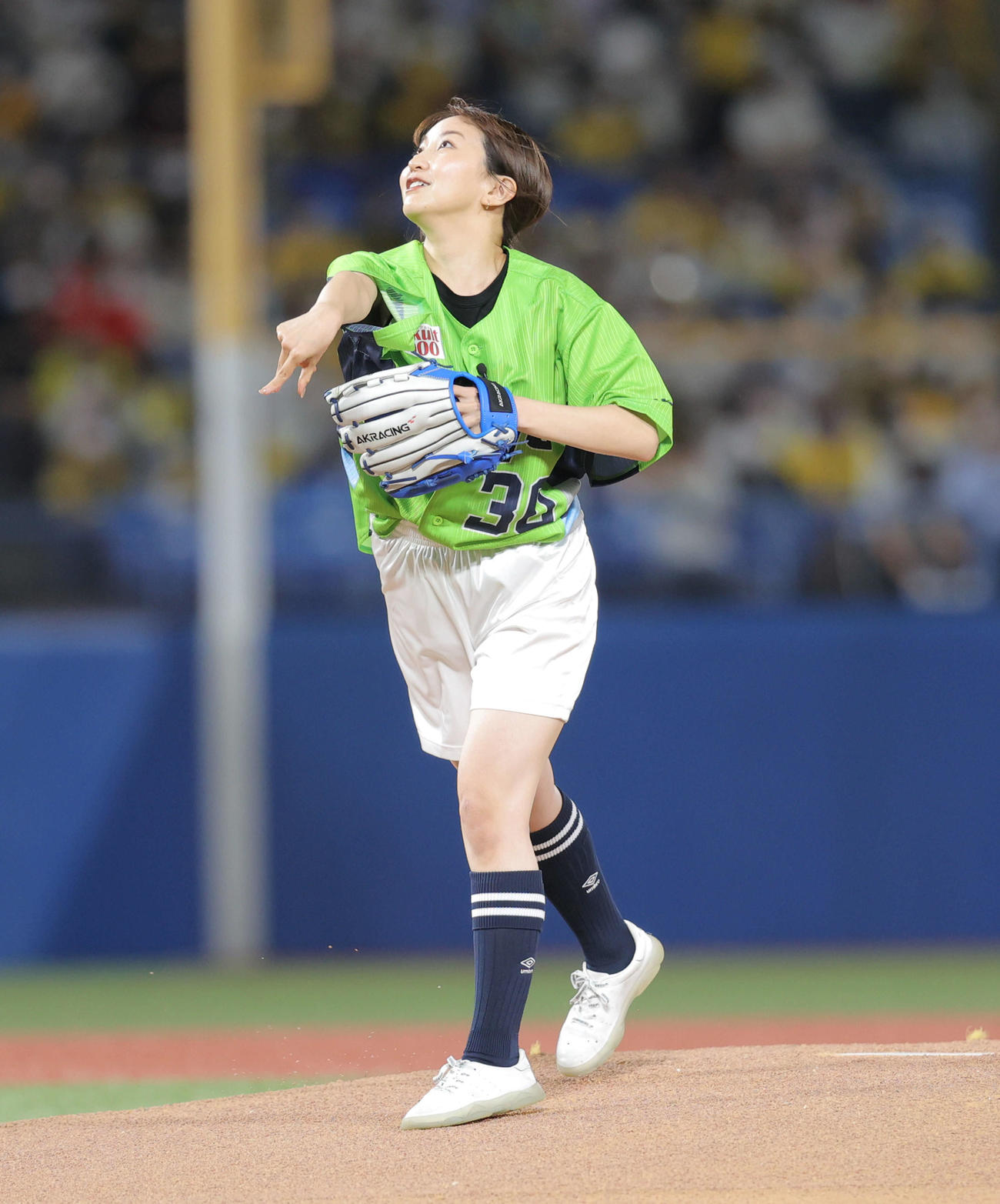 ヤクルト対阪神　試合開始前、始球式に臨むフリーアナウンサーの袴田彩会（撮影・河田真司）
