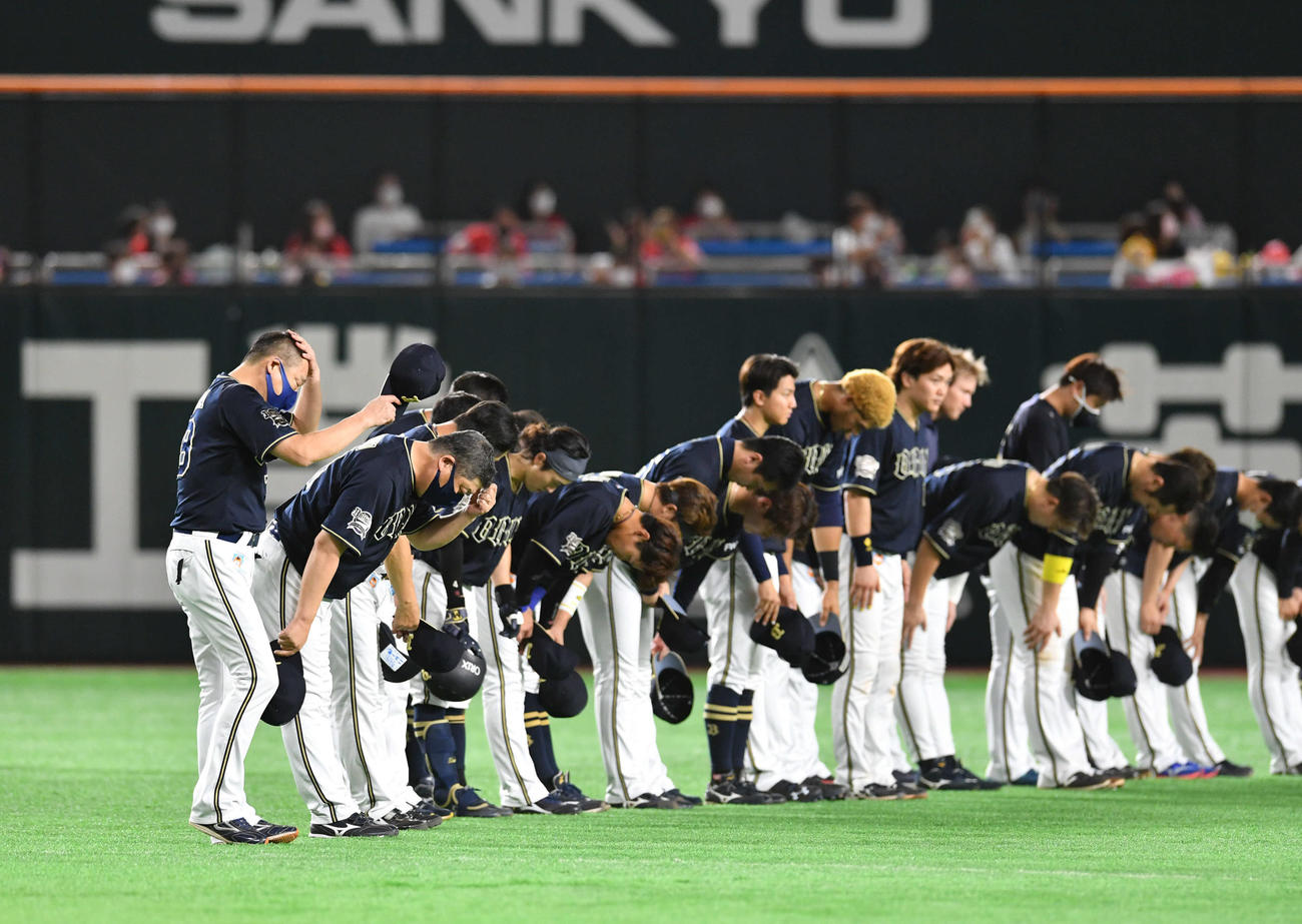 福岡での今季最終戦を終え、ファンにあいさつする中嶋監督（左端）とオリックスナイン（撮影・岩下翔太）