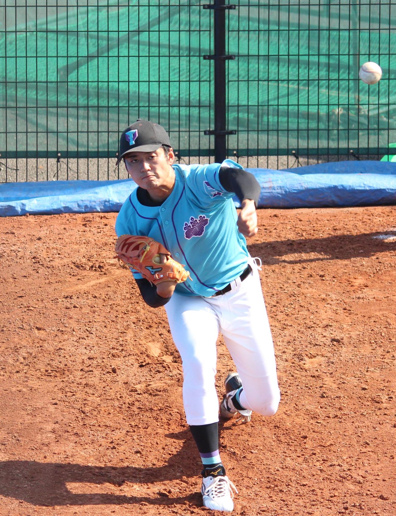 筑波大対桜美林大　ブルペンで投球練習を行う筑波大・佐藤（撮影・保坂恭子）