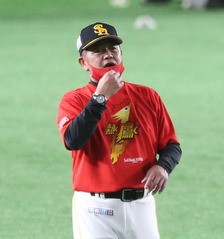 ソフトバンク対オリックス　練習中に指示を出す工藤監督（撮影・屋方直哉）
