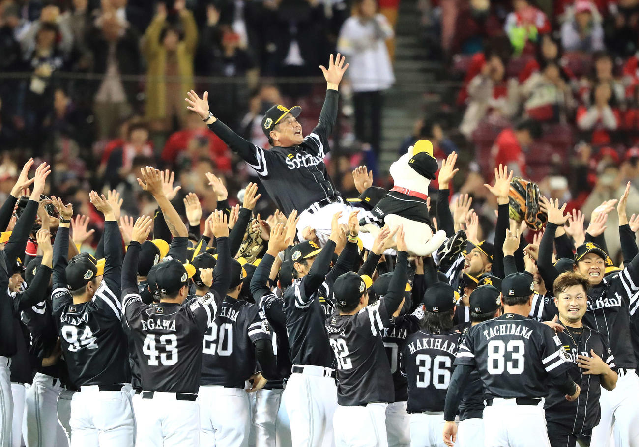 2018年11月、日本シリーズを制しソフトバンク工藤監督はナインから胴上げされる