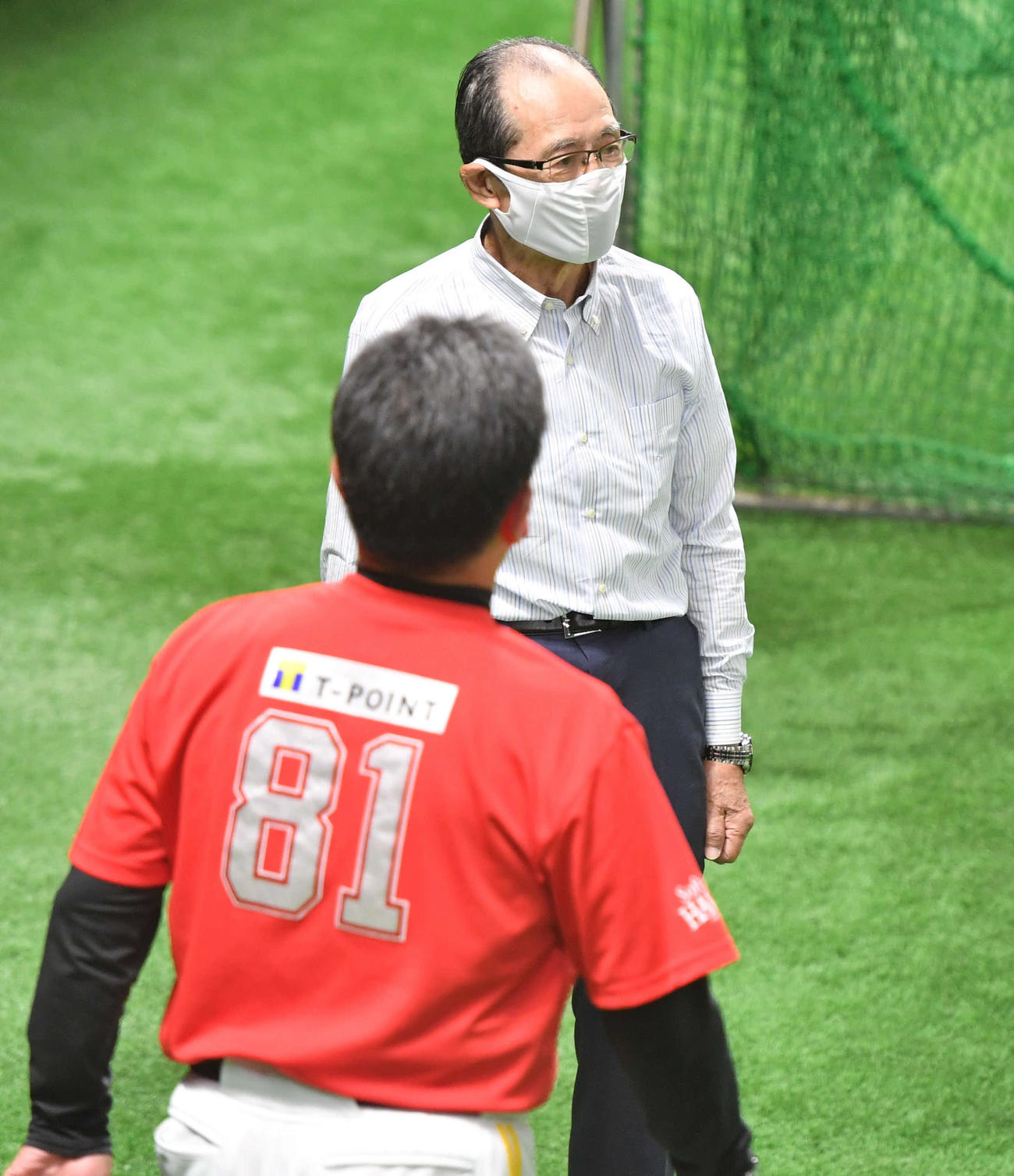 ソフトバンク対オリックス　工藤監督（手前）と話す王球団会長（撮影・岩下翔太）