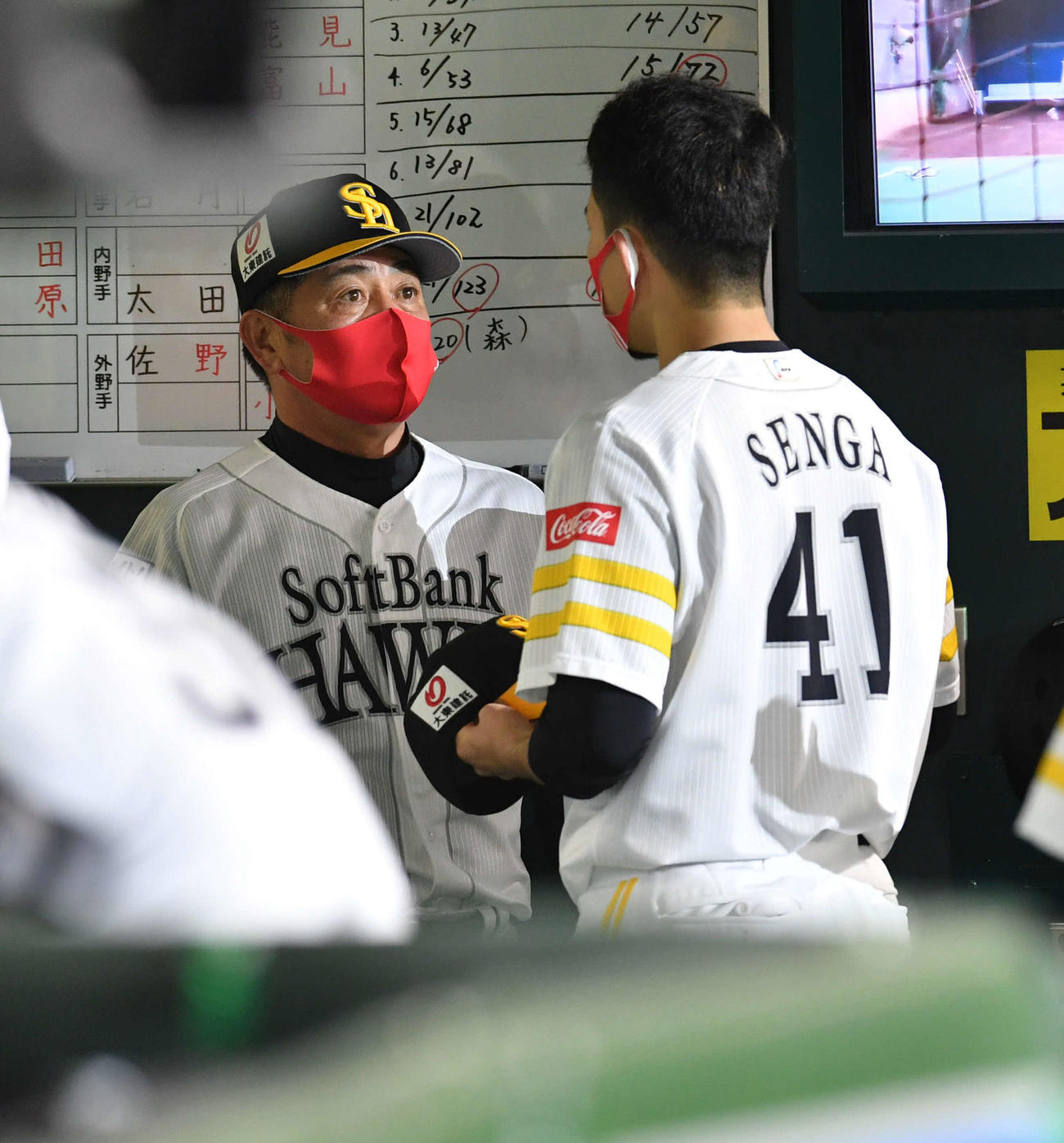 ソフトバンク対オリックス　試合後、ベンチで千賀（右）と話す工藤監督（撮影・岩下翔太）