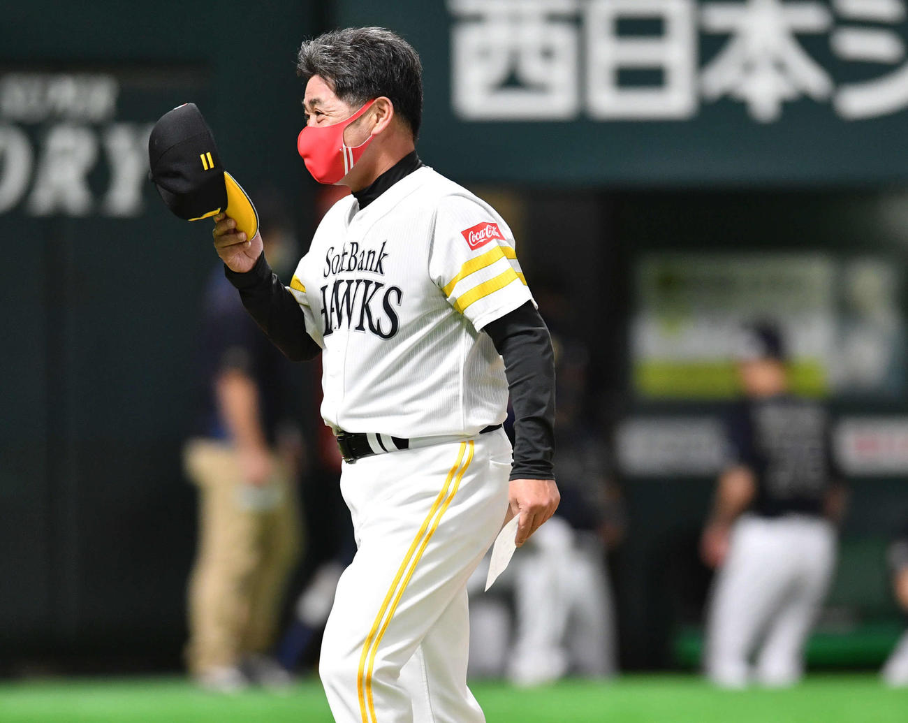 ソフトバンク対オリックス　試合前、メンバー表交換を終えて笑顔でベンチへ戻る工藤監督（撮影・岩下翔太）