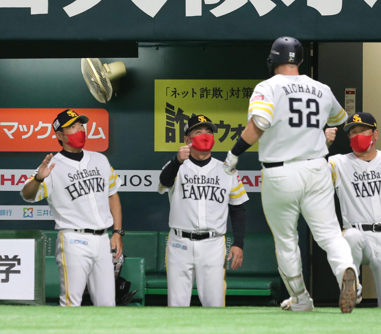 ソフトバンク対オリックス　4回裏ソフトバンク2死、工藤監督は本塁打を放ったリチャードを迎える（撮影・屋方直哉）