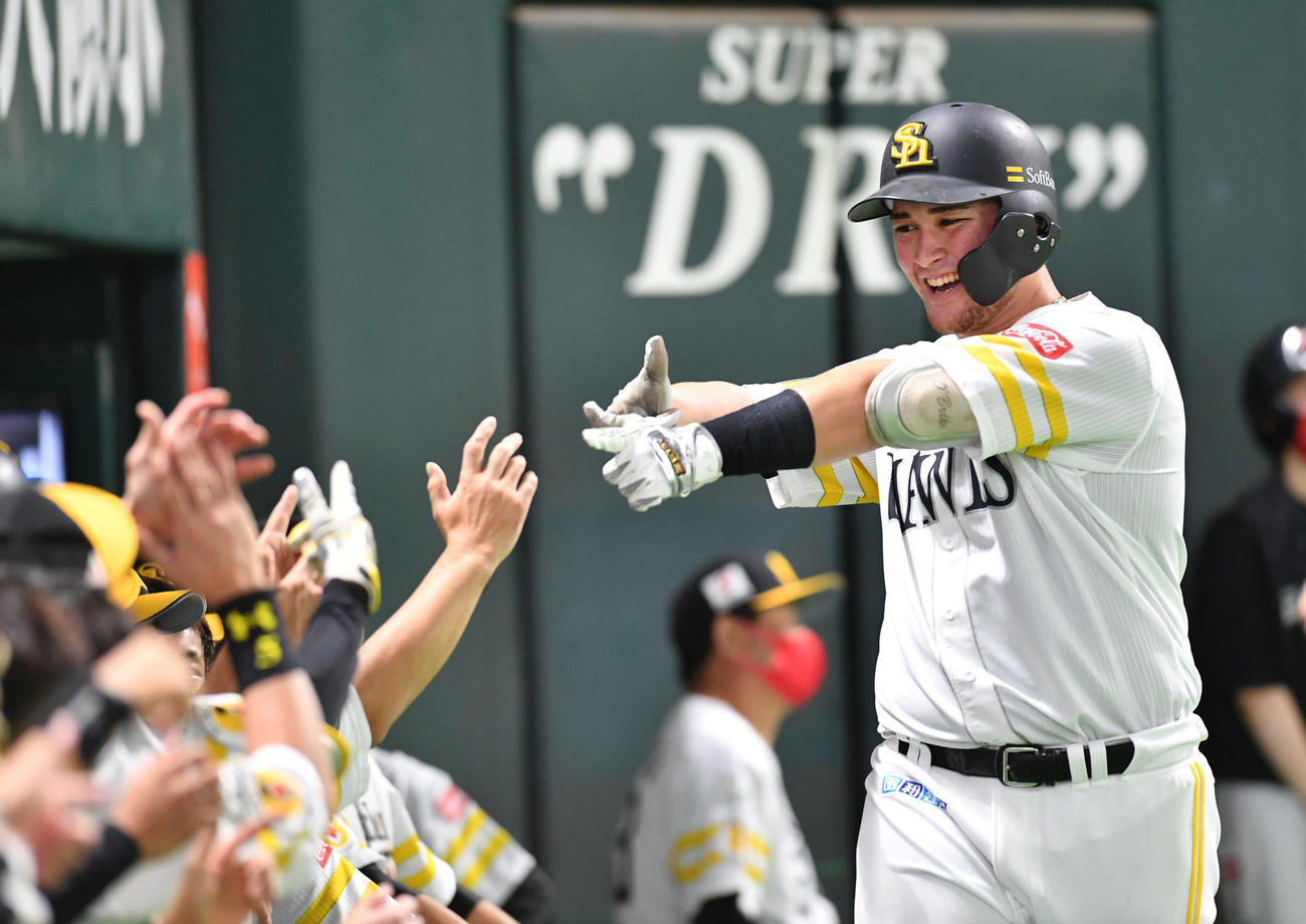ソフトバンク対オリックス　4回裏ソフトバンク2死、右越え本塁打を放ち、笑顔でポーズをとるリチャード（撮影・岩下翔太）