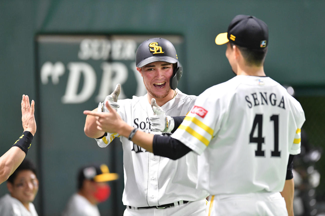 ソフトバンク対オリックス　4回裏ソフトバンク2死、右越え本塁打を放ち、笑顔でポーズをとるリチャード、右は千賀（撮影・岩下翔太）