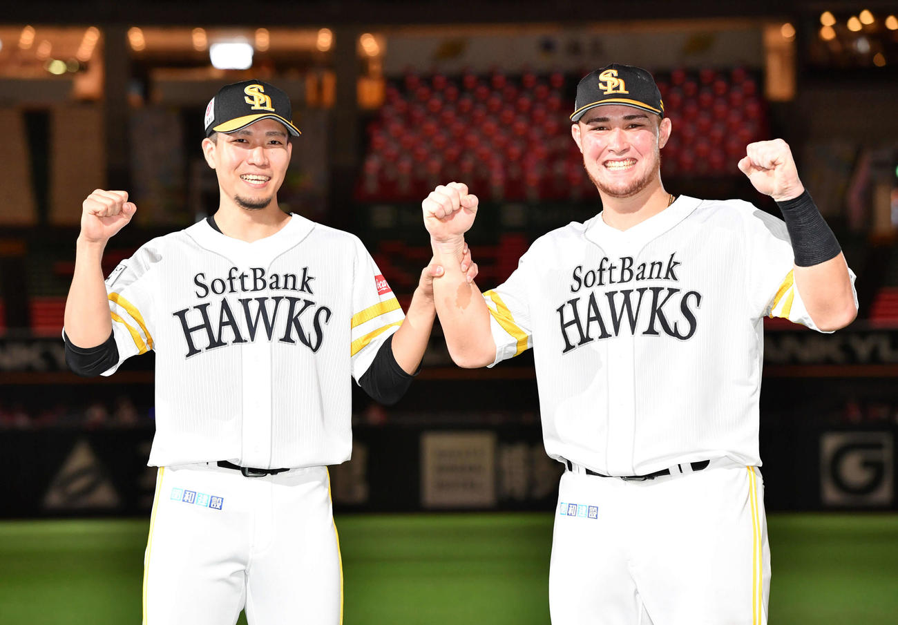 ソフトバンク対オリックス　オリックスに勝利し、笑顔でガッツポーズする千賀（左）とリチャード（撮影・岩下翔太）
