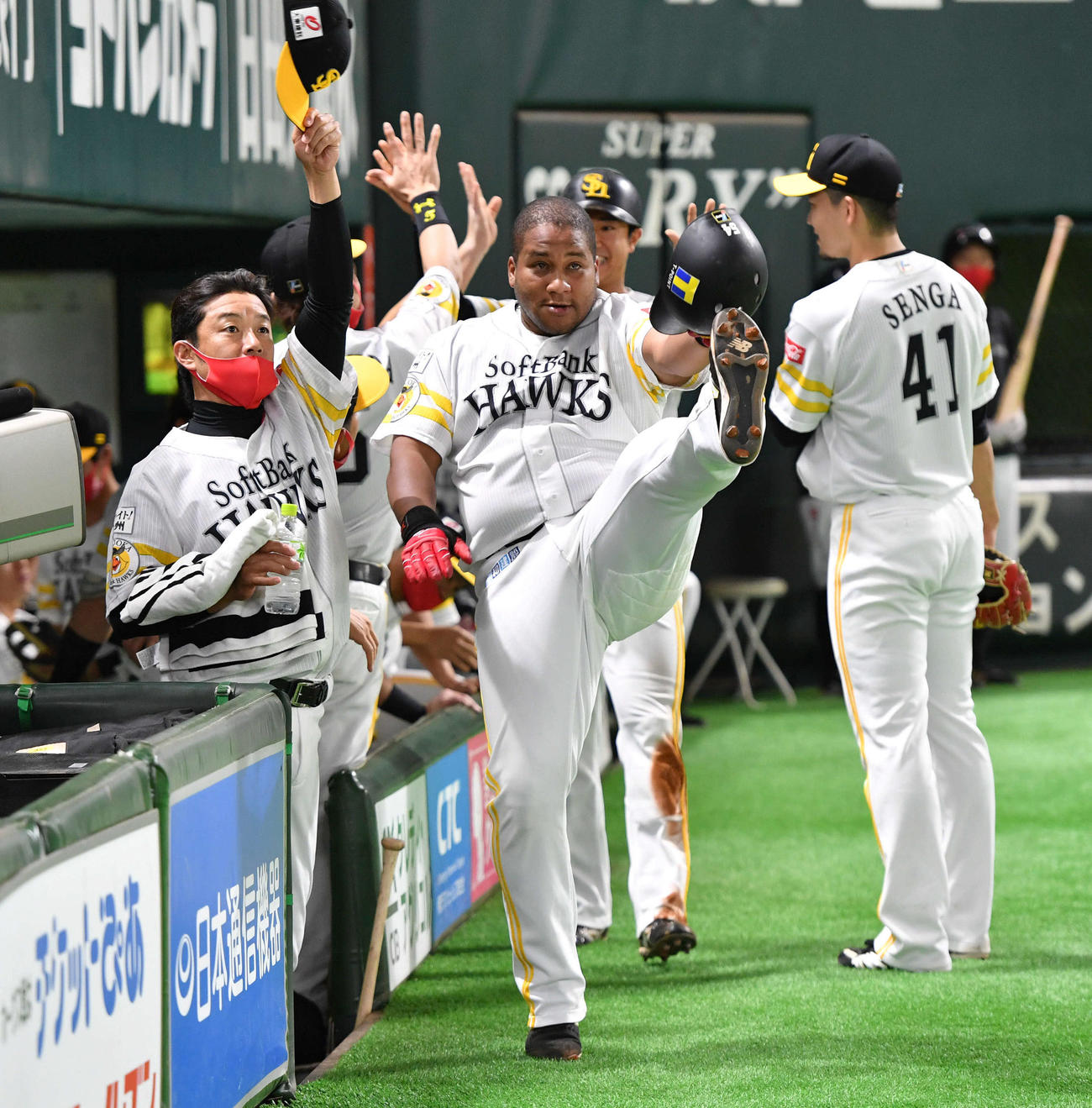 ソフトバンク対オリックス　1回裏ソフトバンク2死三塁、デスパイネは左越え逆転2点本塁打を放ち、ベンチ前で足上げポーズを決める（撮影・岩下翔太）