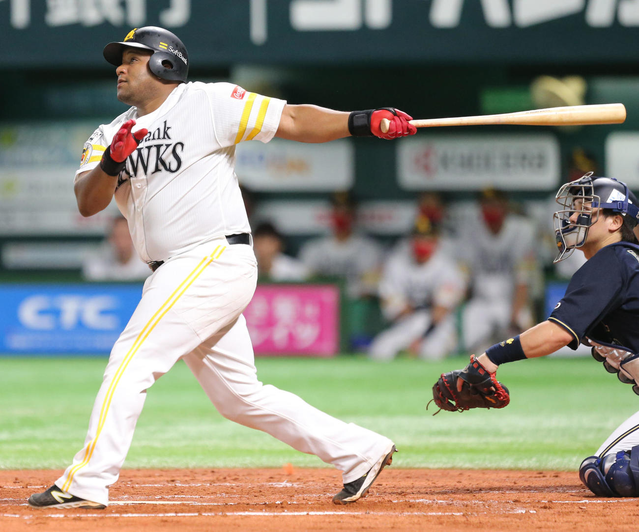 ソフトバンク対オリックス　1回裏ソフトバンク2死三塁、デスパイネは左越え逆転2点本塁打を放つ（撮影・屋方直哉）