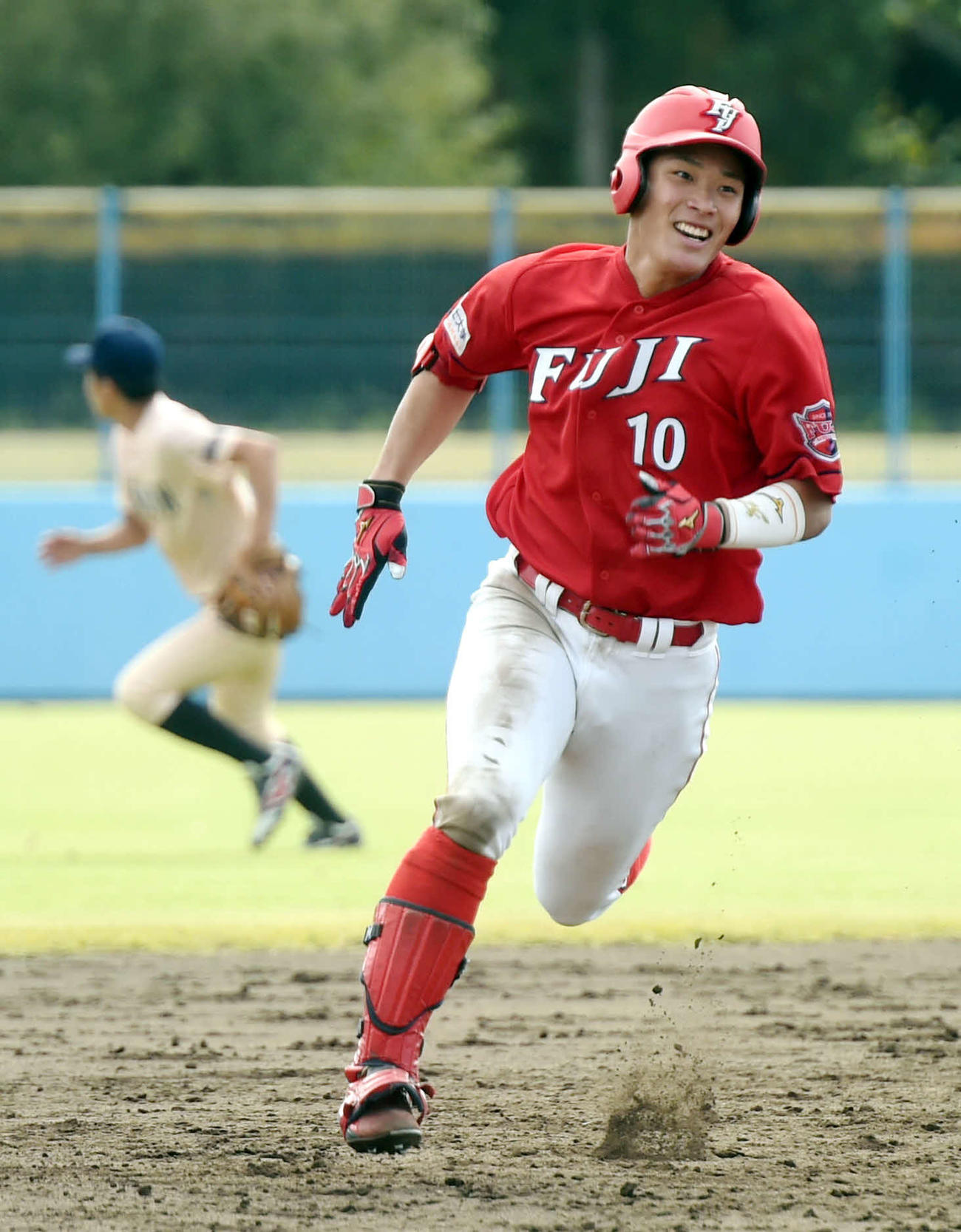 4回、右中間への適時打で三塁に向かう山城響