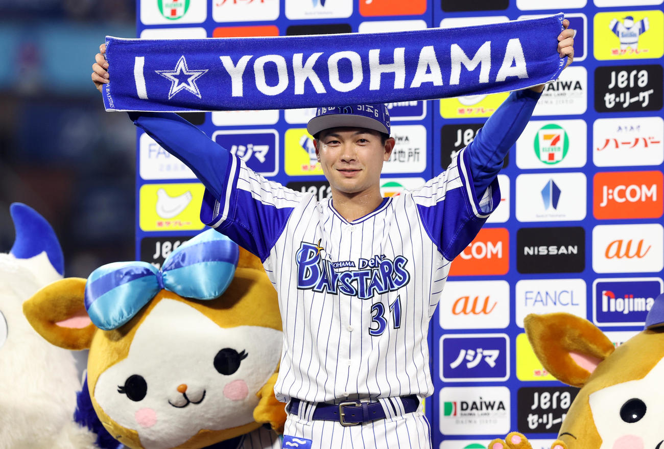 DeNA対中日　サヨナラ犠飛を放ち、ヒーローインタビューでポーズを決める柴田（撮影・狩俣裕三）