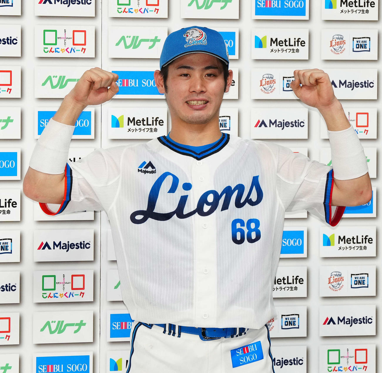 西武対楽天　サヨナラ適時打を放った西武岸はお立ち台でガッツポーズを見せる（撮影・江口和貴）