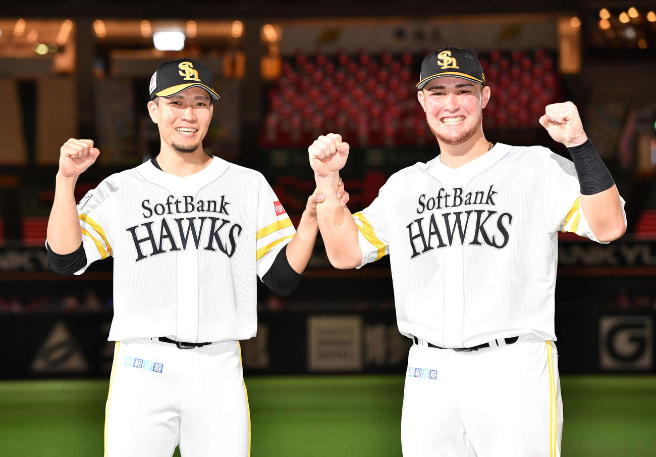 ソフトバンク対オリックス　オリックスに勝利し、笑顔でガッツポーズする千賀（左）とリチャード（撮影・岩下翔太）