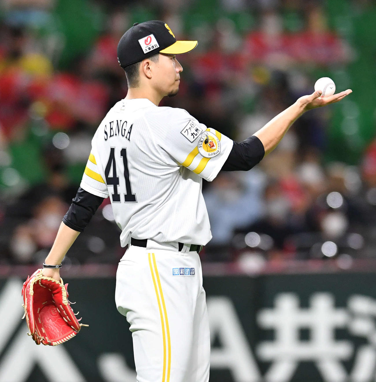 ソフトバンク対オリックス　4回表オリックス1死、モヤを中飛に抑え、手にボールを乗せる千賀（撮影・岩下翔太）