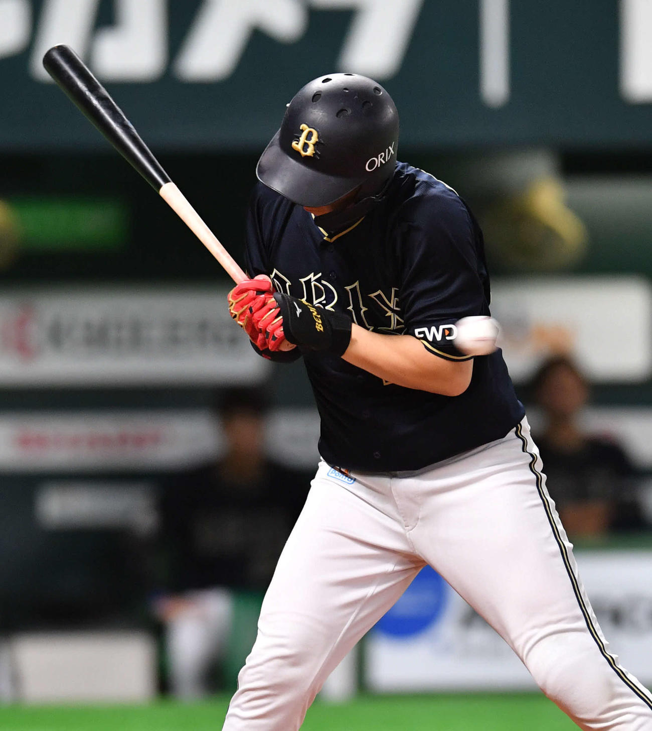 ソフトバンク対オリックス　8回表オリックス1死一、二塁、紅林は死球を受ける（撮影・岩下翔太）