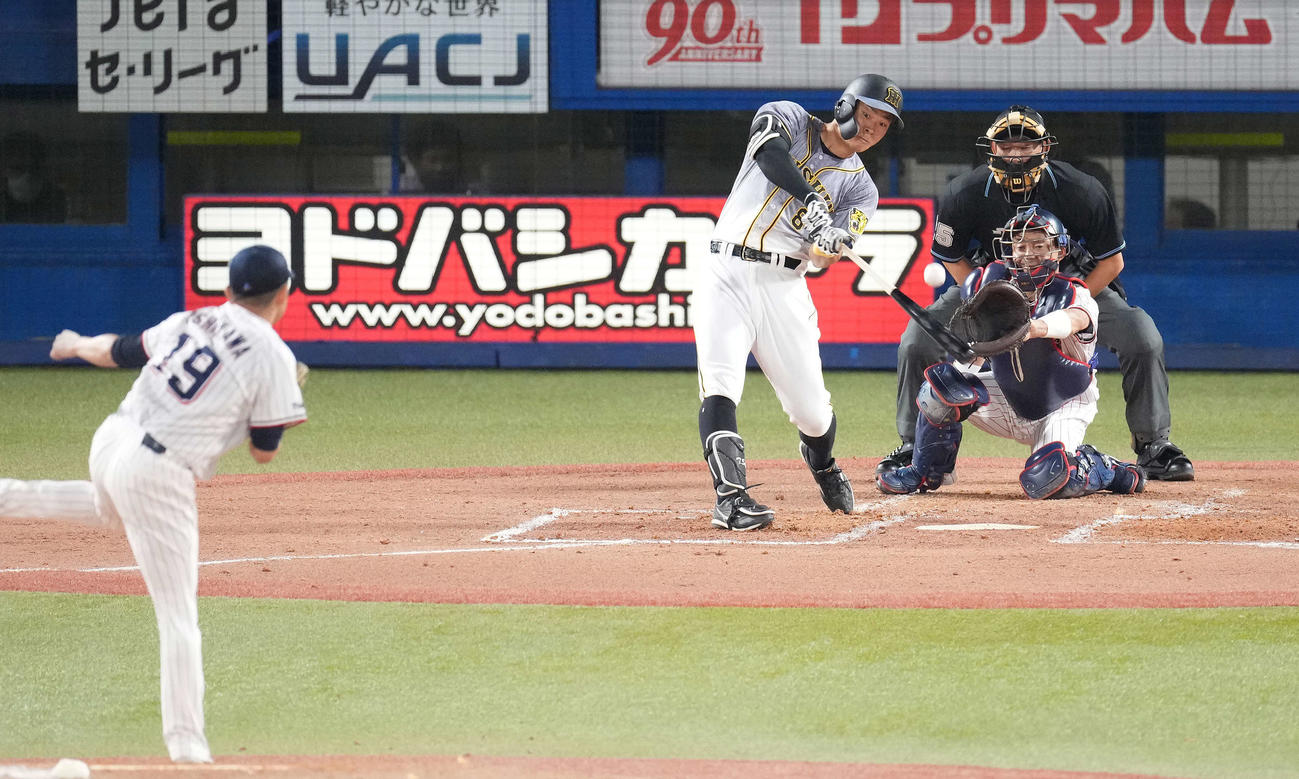 ヤクルト対阪神　2回表阪神無死二塁、中飛に倒れる佐藤輝。投手石川（撮影・鈴木みどり）