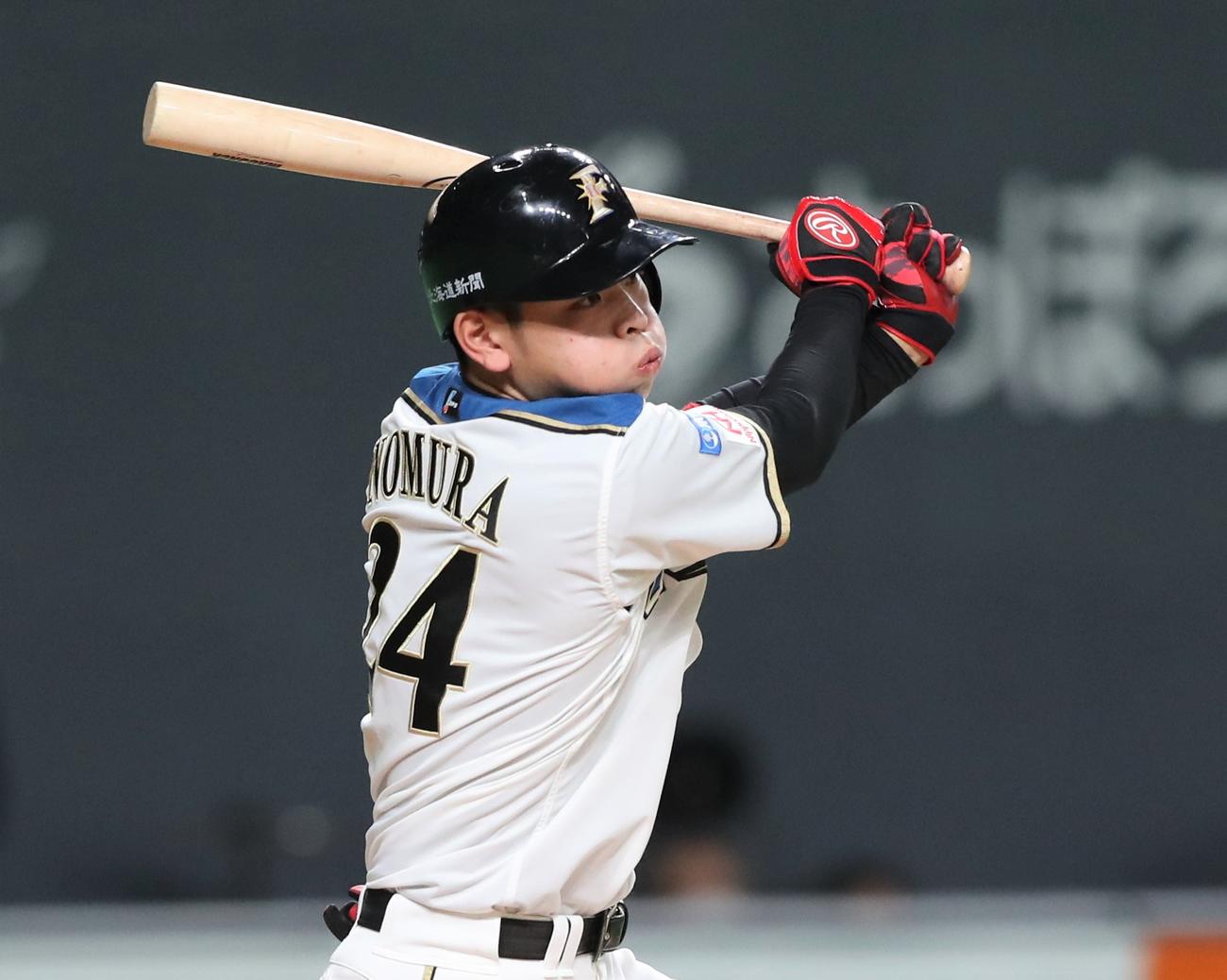 日本ハム対ロッテ　9回裏日本ハム2死、右前打を放つ野村（撮影・黒川智章）