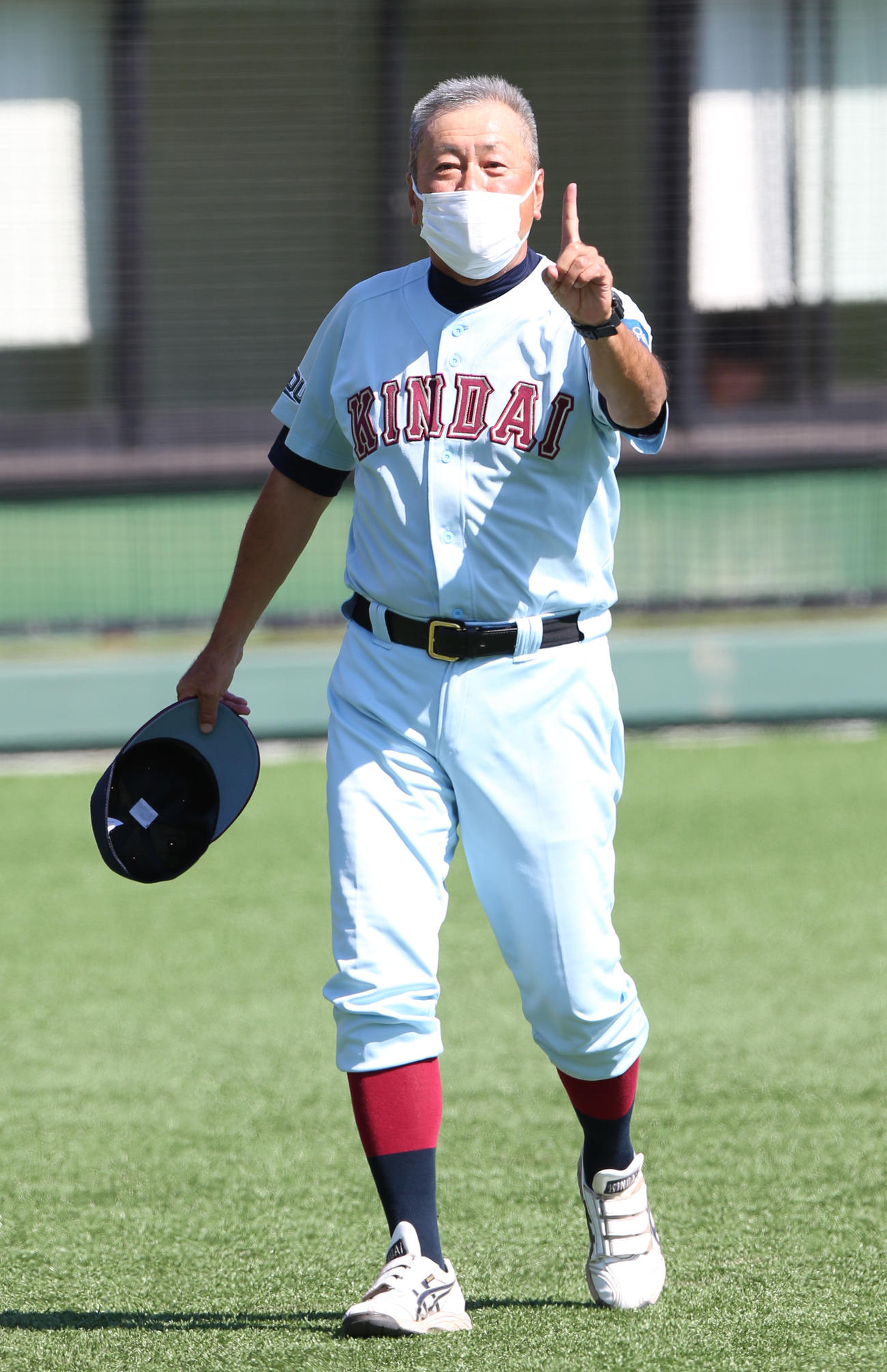 立命大対近大　選手へ伝達する近大の田中監督（撮影・上山淳一）