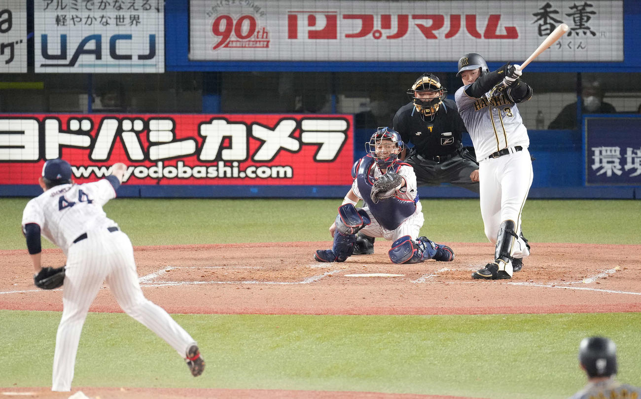 ヤクルト対阪神　4回表阪神1死満塁、大山の打球は三塁手村上の失策を呼ぶ。投手大西（撮影・鈴木みどり）