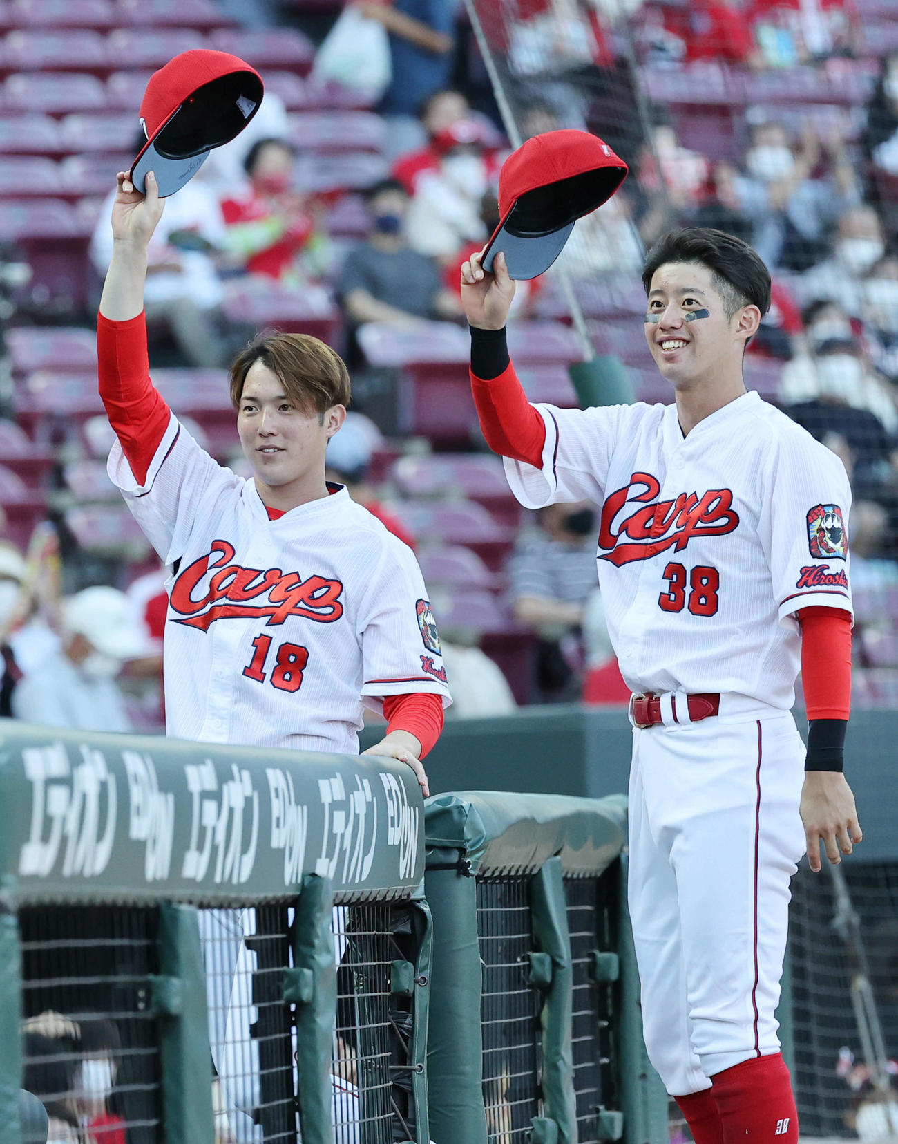 広島対巨人　ファンの声援に応える森下（左）と宇草（右）（撮影・加藤孝規）